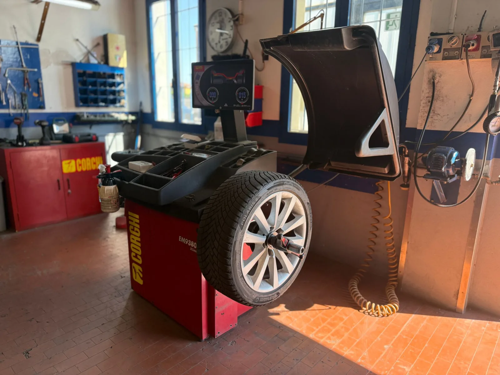 Equilibratrice professionale per pneumatici presso Perobelli Gomme
