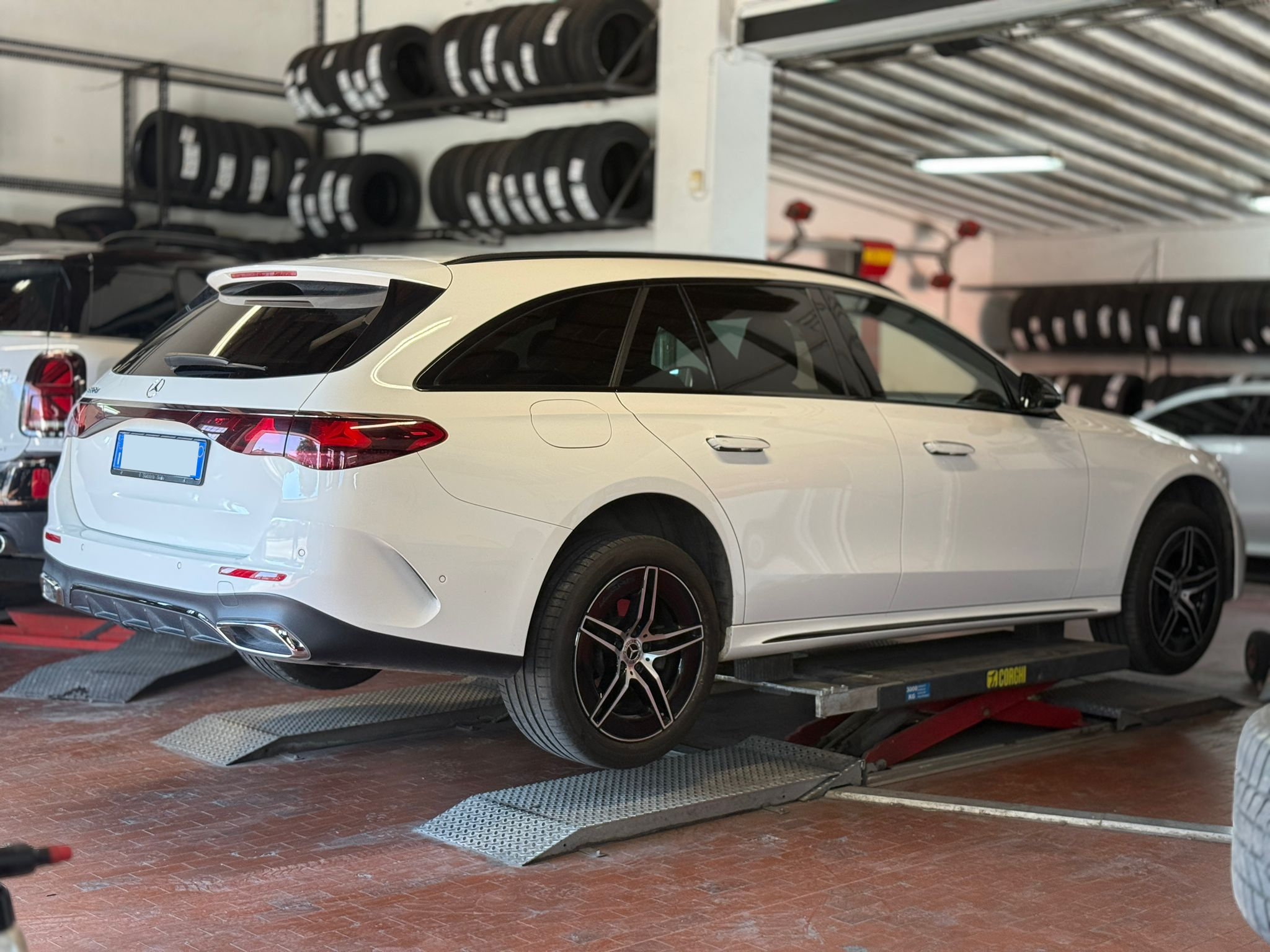 Auto Mercedes su ponte per intervento pneumatici in officina