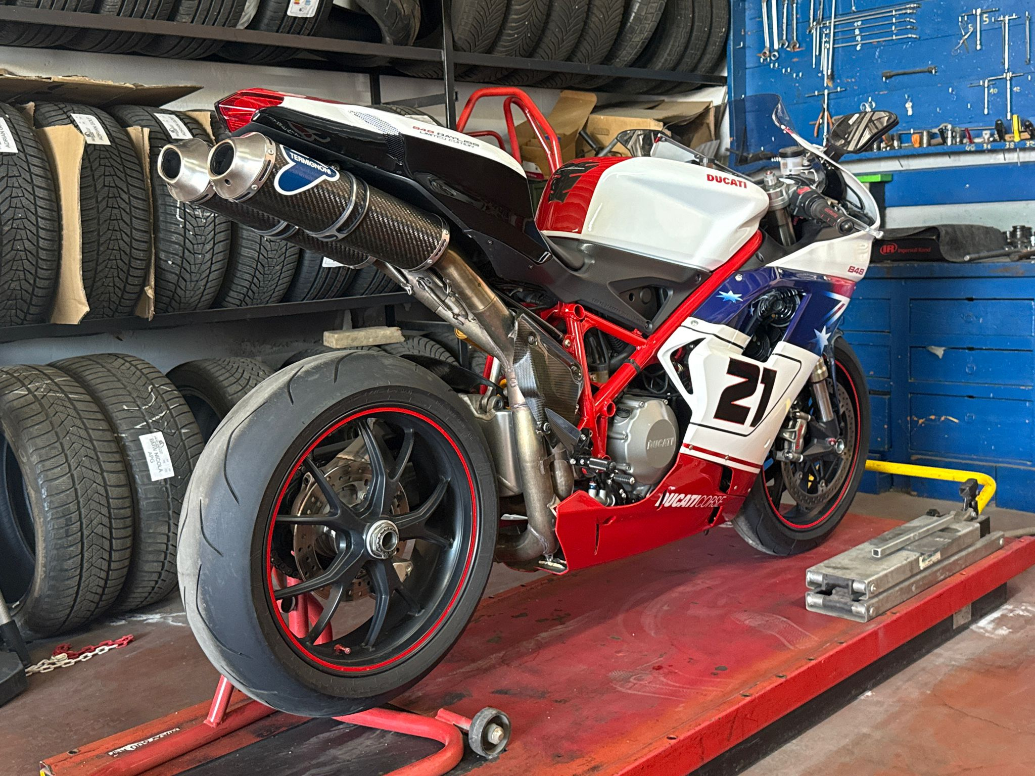 Servizio pneumatici moto Ducati presso l'officina Perobelli Gomme